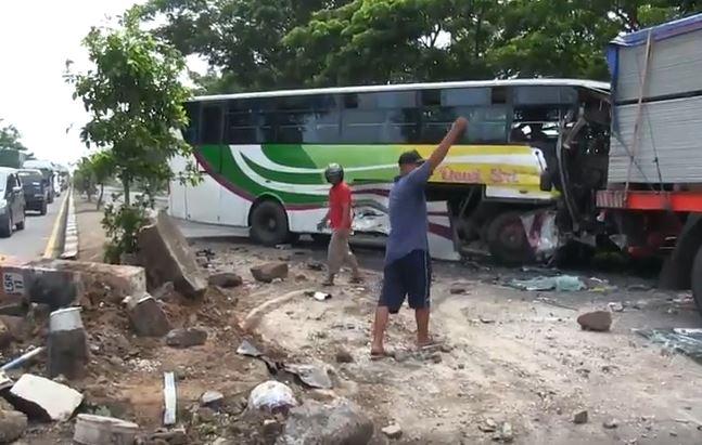 Diduga Sopir Mengantuk, Truk Keluar Jalur dan Tabrak Bus di Jalur Pantura Cirebon