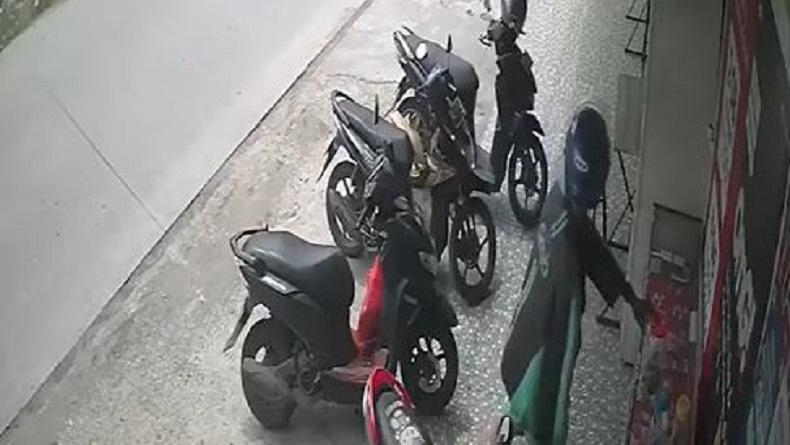Viral, Pengemudi Ojek Online Terekam CCTV Mencuri Satu Toples Kabel Data di Toko Ponsel