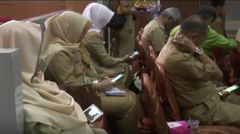 Wali Kota Prabumulih Beri Sambutan, Pejabat Asyik Main Handphone