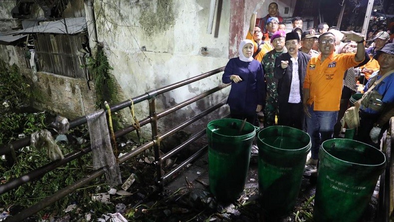 Gubernur Jatim Khofifah Bersih-Bersih Kali Butung Tengah Malam