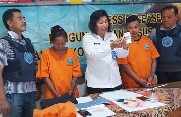 title Istri Napi Lapas Kerobokan Jadi Perantara Penjualan Narkotika di Bali Istri Napi Lapas Kerobokan Jadi Perantara Penjualan Narkotika di Bali