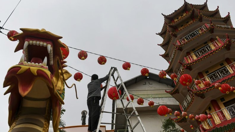 Jelang Imlek, Pengurus Vihara Bodhijaya Kunjungan Kasih ke Rumah Warga Tionghoa