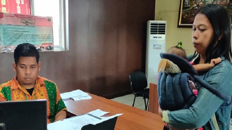 title Sambil Gendong Anak, Ibu Muda di Palembang Laporkan Suami yang Nikah Lagi ke Polisi Sambil Gendong Anak, Ibu Muda di Palembang Laporkan Suami yang Nikah Lagi ke Polisi