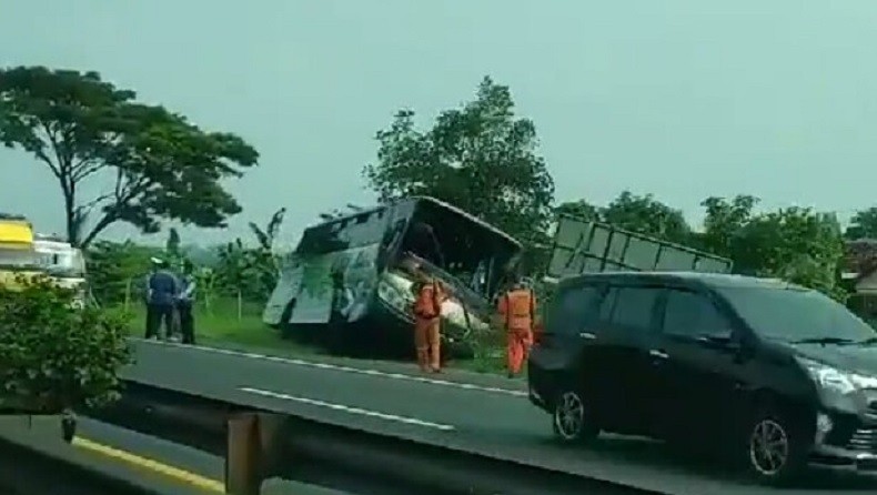 title Ugal-ugalan, Bus Restu Surabaya-Malang Terguling di KM 762 Tol Sidoarjo Ugal-ugalan, Bus Restu Surabaya-Malang Terguling di KM 762 Tol Sidoarjo