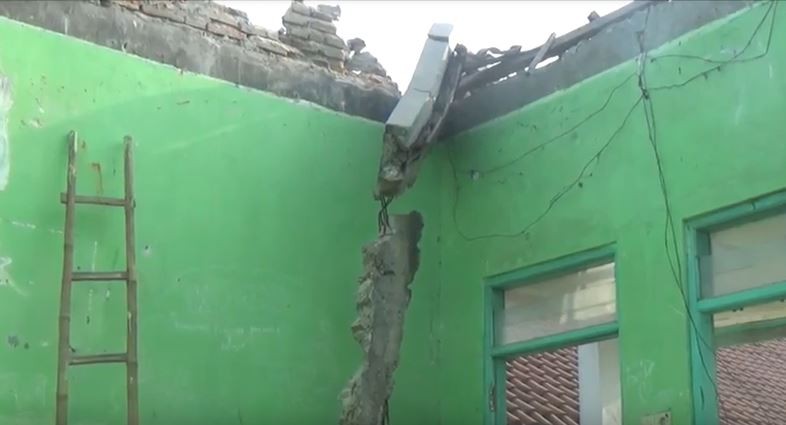 Atap Gedung Sekolah di Jombang Ambrol, Diduga Lapuk dan Tak Kunjung Direnovasi