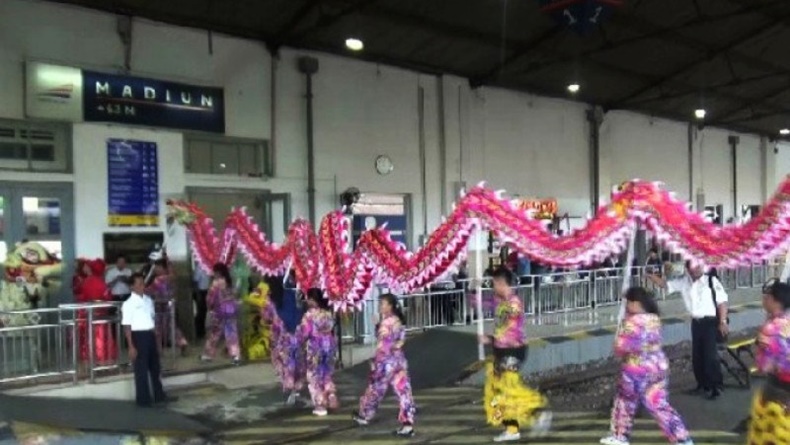 Hibur Penumpang, Stasiun Madiun Gelar Atraksi Barongsai dan Leang Leong