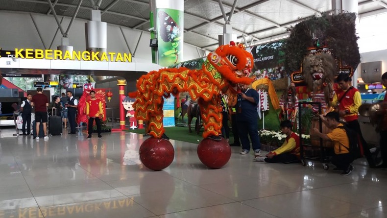 Hibur Penumpang, Barongsai dan Naga Liong Hadir di Bandara Juanda Sidoarjo