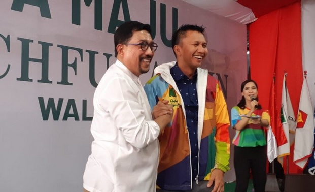 title Pasangkan Jaket, Machfud Arifin Beri Sinyal Gandeng Azrul Ananda di Pilwali Surabaya Pasangkan Jaket, Machfud Arifin Beri Sinyal Gandeng Azrul Ananda di Pilwali Surabaya