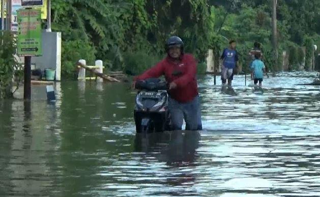 Saat Genangan Banjir di Tegal Jadi Area Bermain Anak-anak