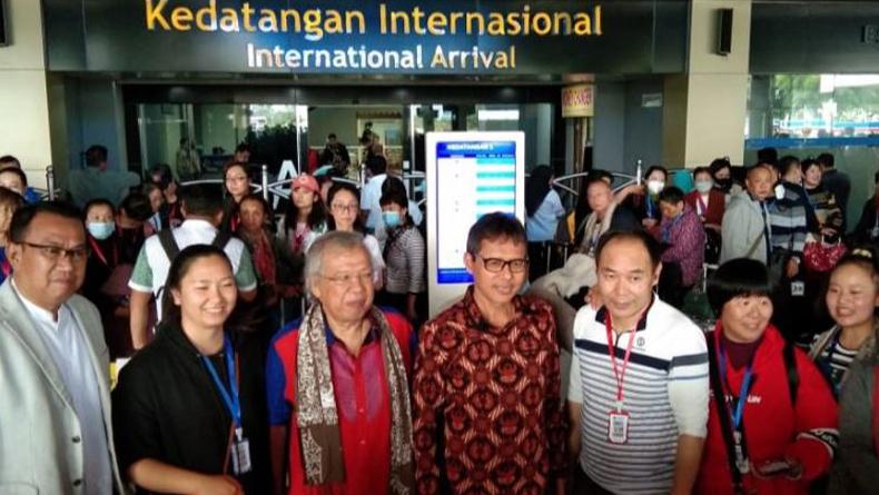 Gubernur Sumbar Irwan Prayitno Sambut 174 Turis China di Bandara Minangkabau