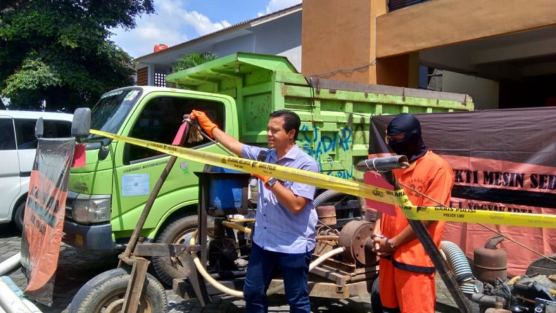title Polda DIY Bongkar Penambangan Pasir Ilegal di Sungai Progo Polda DIY Bongkar Penambangan Pasir Ilegal di Sungai Progo