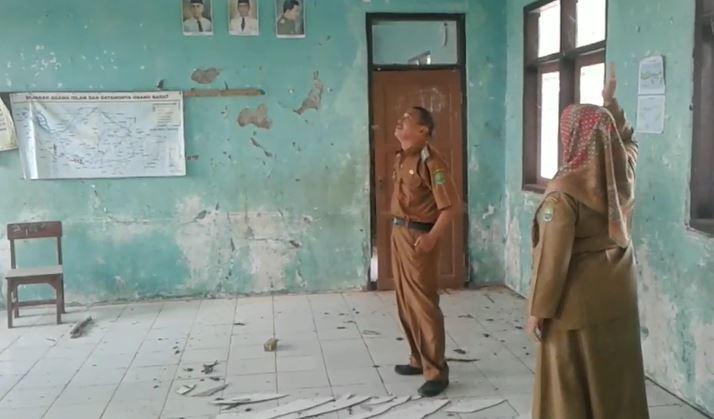 Sekolah di Subang Rusak, Siswa Terpaksa Belajar di Lantai