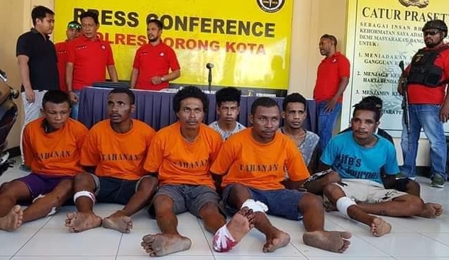 title Komplotan Begal Sadis di Kota Sorong Ditangkap, 5 Pelaku Ditembak Polisi Komplotan Begal Sadis di Kota Sorong Ditangkap, 5 Pelaku Ditembak Polisi
