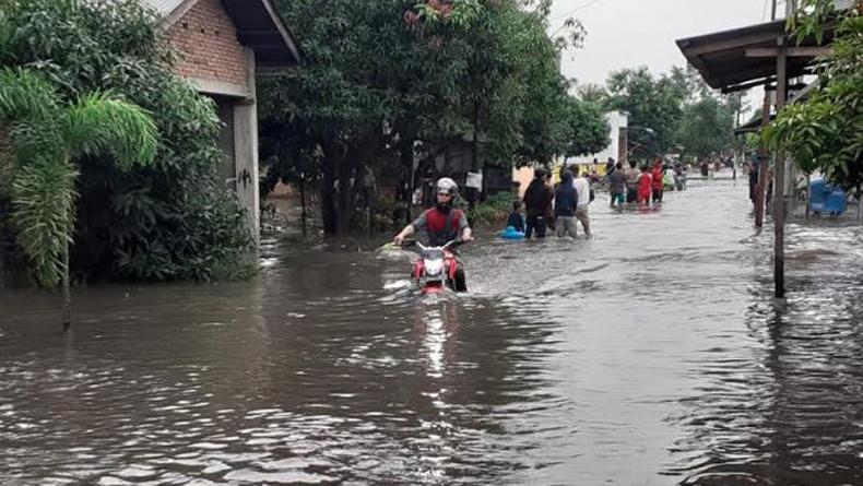 Hujan Deras Semalaman, Kawasan Medan Labuhan Banjir Sepinggang Orang Dewasa