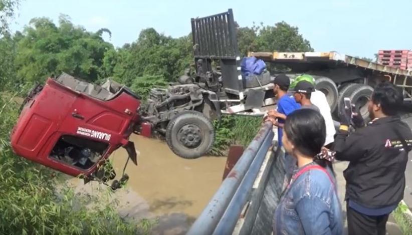 Kecelakaan Tunggal di Jombang, Truk Tergantung di Jembatan dan Sopir Kecemplung Sungai