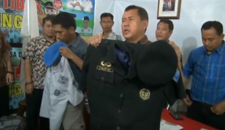 title 3 Petinggi Sunda Empire Ditahan, Belasan Anggota di Subang Mengundurkan Diri 3 Petinggi Sunda Empire Ditahan, Belasan Anggota di Subang Mengundurkan Diri