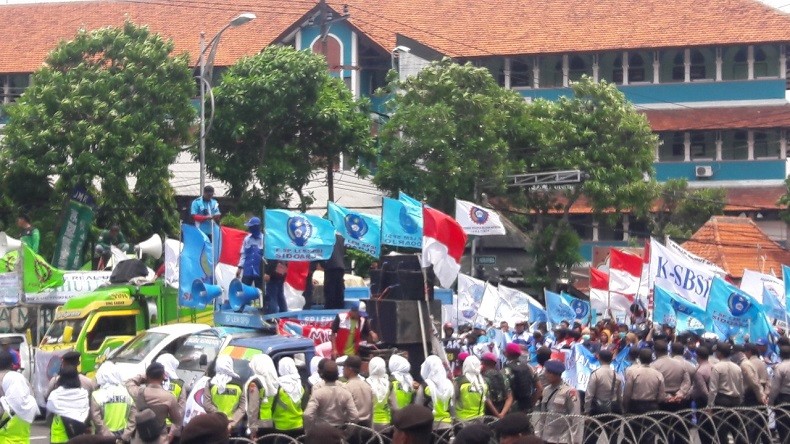 Ratusan Buruh di Jatim Tolak RUU Omnibus Law Cipta Lapangan Kerja