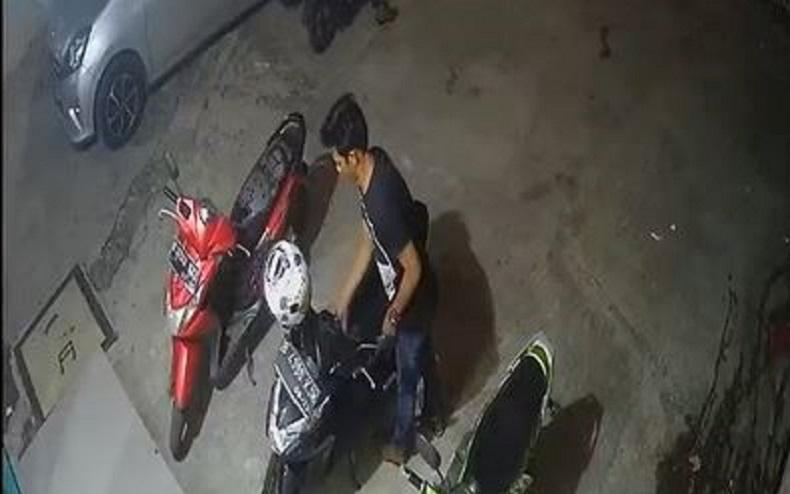 Terekam CCTV, Aksi Pencurian Motor di Bekasi Butuh Waktu Kurang dari Semenit