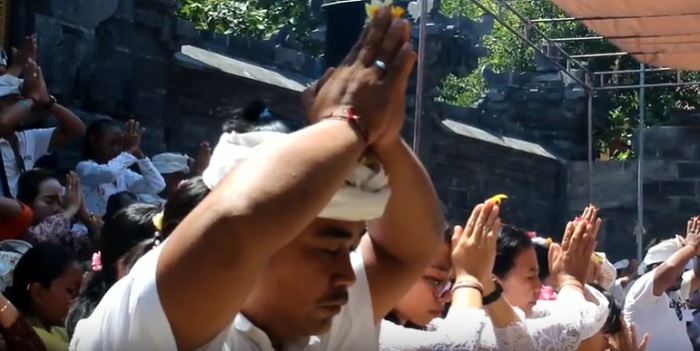 Umat Hindu Gelar Ritual Tolak Bala Virus Korona di Pelabuhan Padangbai