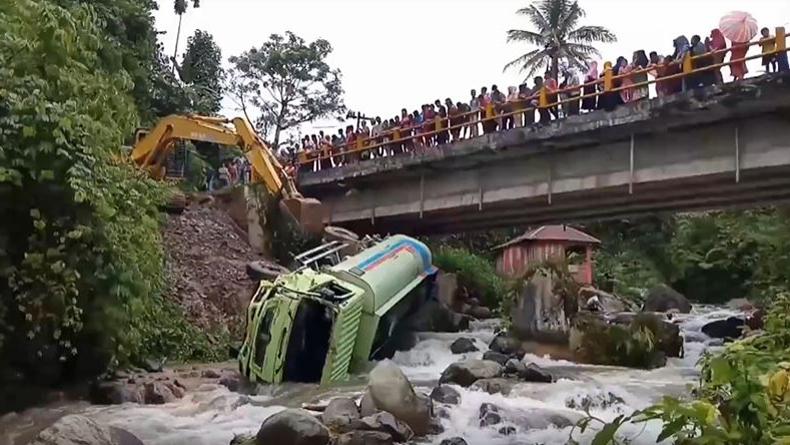 Truk Pengangkut CPO Terjun ke Sungai Aek Nanggali di Mandailing Natal, Sopir Tewas