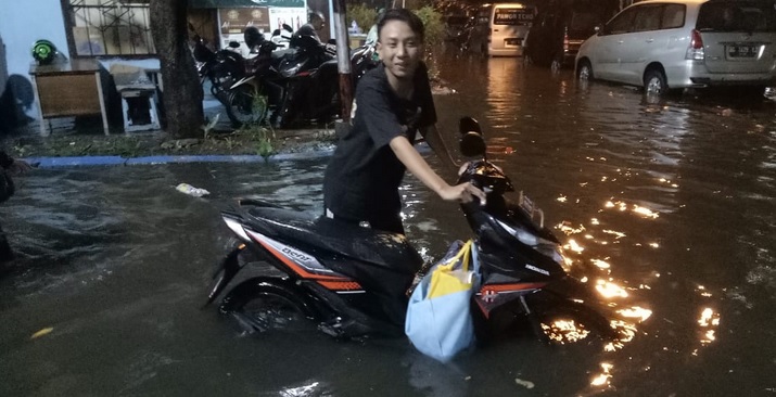 Banjir Parah di Surabaya, Puluhan Motor Terendam dan Mogok