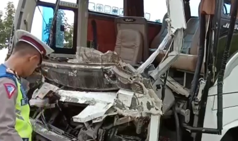 title Kecelakaan Bus Rombongan Kiai NU di Tol Cipali Diduga akibat Sopir Mengantuk Kecelakaan Bus Rombongan Kiai NU di Tol Cipali Diduga akibat Sopir Mengantuk