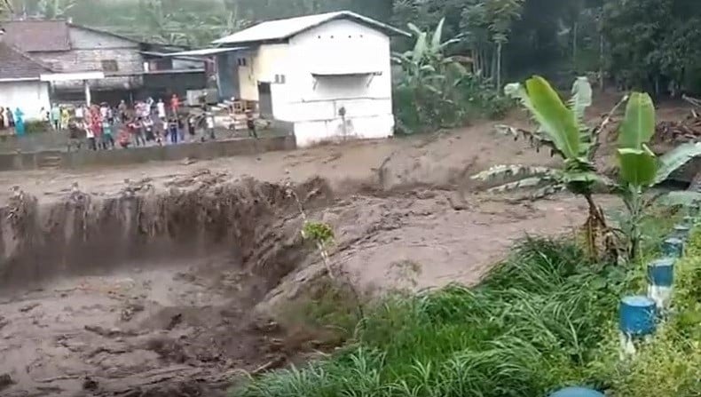 Banjir Bandang Terjang Lereng Gunung Kawi Blitar, 3 Jembatan Putus dan Warga Terisolasi