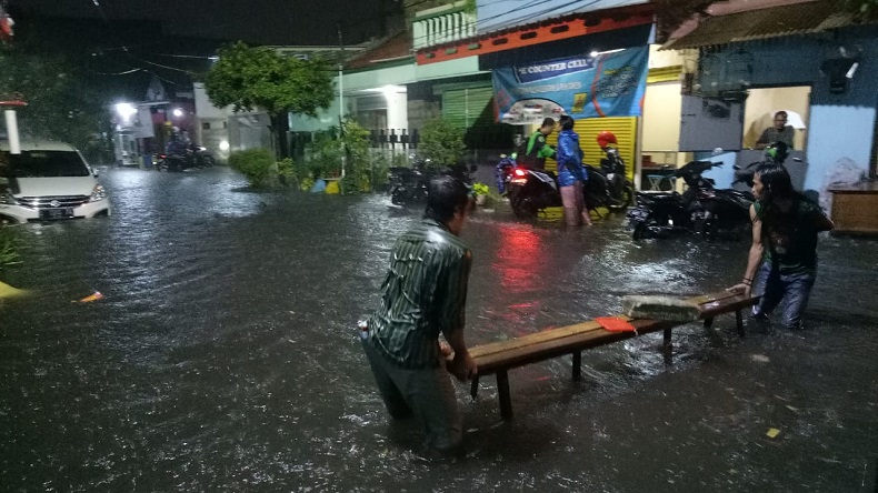 Surabaya Banjir Usai Hujan Deras, Kemacetan di Mana-Mana