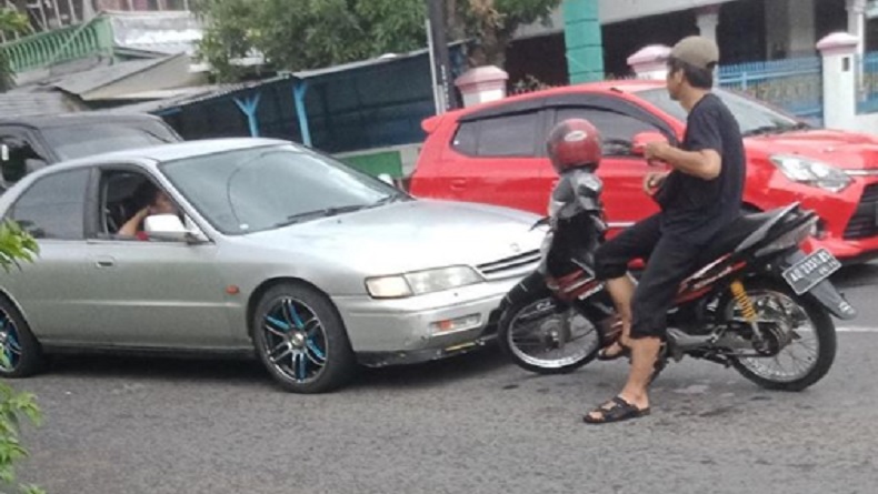 Viral Warga Klaten Halangi Mobil yang Lawan Arus di Depan Lampu Merah