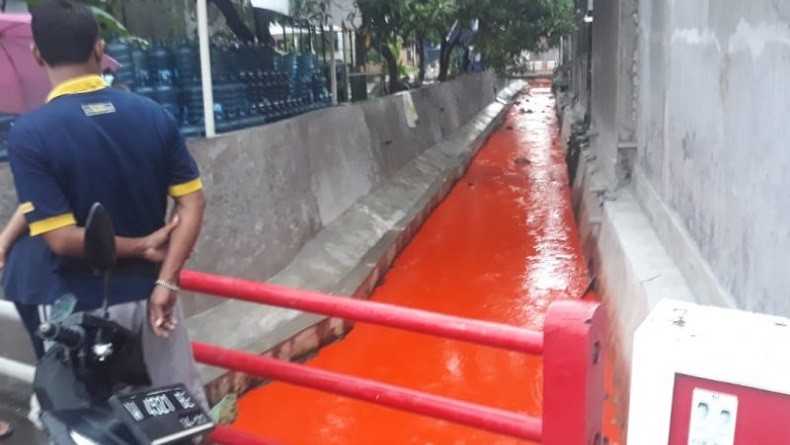 Pewarna Pupuk dalam Gudang Pabrik Tumpah, Kali di Gresik Jadi Oranye