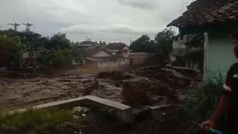 Jember Diterjang Banjir Bandang, Warga Panik Lihat Tinggi Air Kali