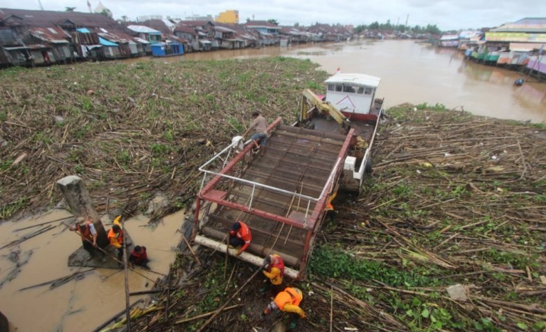 Sungai Martapura Banjarmasin Penuh Tumpukan Sampah