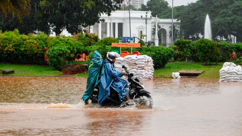 Jakarta Hujan Deras, Jalan Depan Istana Merdeka dan Monas Banjir - Bagian 1