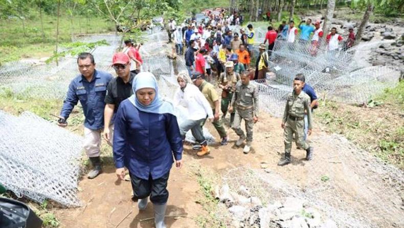 Gubernur Jatim Khofifah Kunjungi Warga Korban Banjir Bandang di Jember