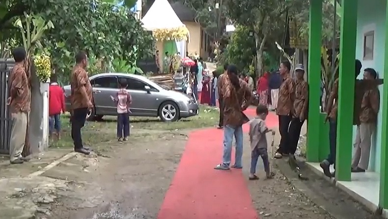 Viral Pengantin di Banten Gelar Karpet Merah Sepanjang 1 Km Penuhi Nazar