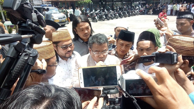 Datang Melayat ke Gus Sholah, Hotman Paris: Diberi Gelar Gus, Nama Saya Gus Hotman