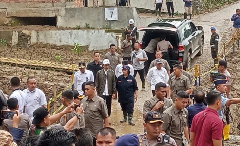 Presiden Jokowi Cek Lokasi Warga Korban Longsor di Sukajaya Bogor