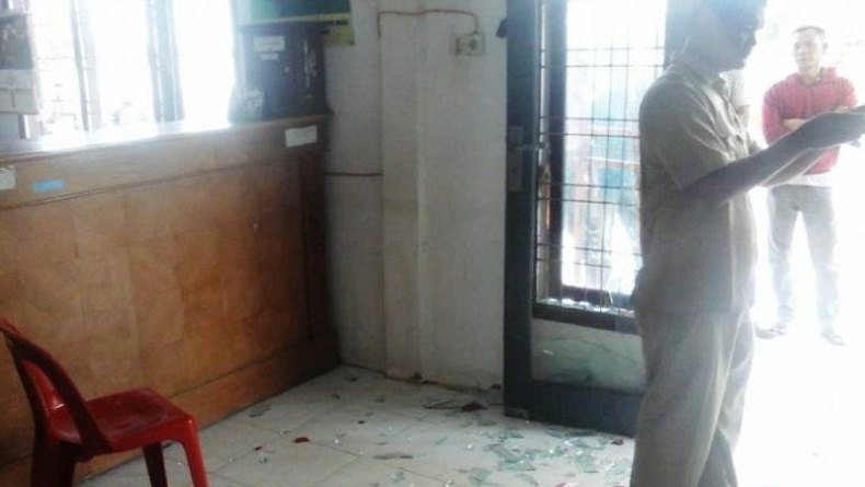 Kades Diberhentikan, Keluarganya Mengamuk dan Obrak-Abrik Kantor Camat di Aceh Barat