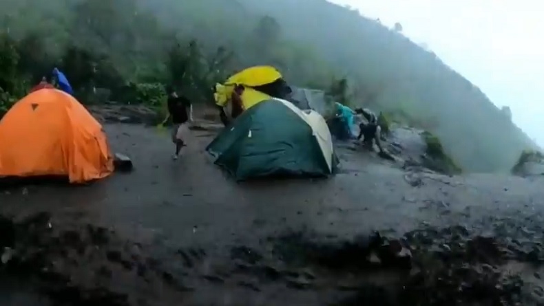 title Diterjang Banjir Lahar Dingin di Atas Gunung Merbabu, Pendaki Panik Diterjang Banjir Lahar Dingin di Atas Gunung Merbabu, Pendaki Panik