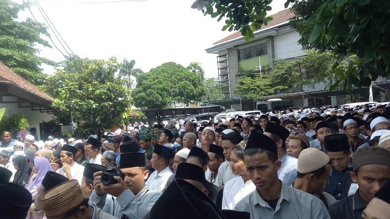 title Lantunan Tahlil dari Ribuan Pelayat Sambut Kedatangan Jenazah Gus Sholah Lantunan Tahlil dari Ribuan Pelayat Sambut Kedatangan Jenazah Gus Sholah