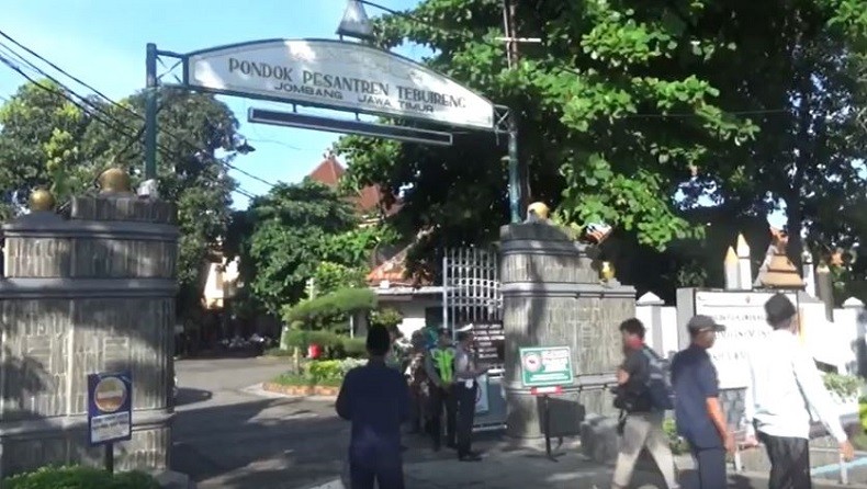 Suasana Duka Selimuti Ponpes Tebuireng Jelang Kedatangan Jenazah Gus Sholah