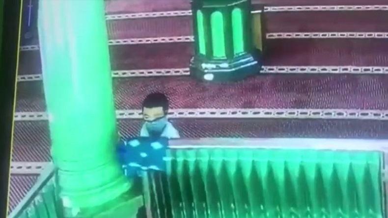 Pria Bercadar Terekam CCTV Bobol Kotak Amal Masjid di Makassar