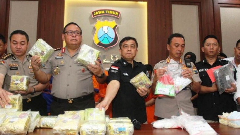 2 Pengedar 15 Kilogram Sabu Asal Malaysia Tak Berkutik di Surabaya
