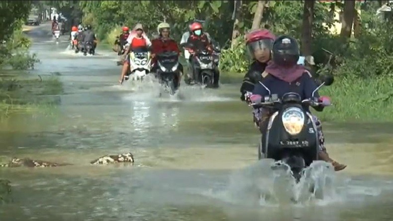 Banjir Lamongan Akibatkan Jalur Alternatif Lamongan Gresik Terputus di 3 Titik