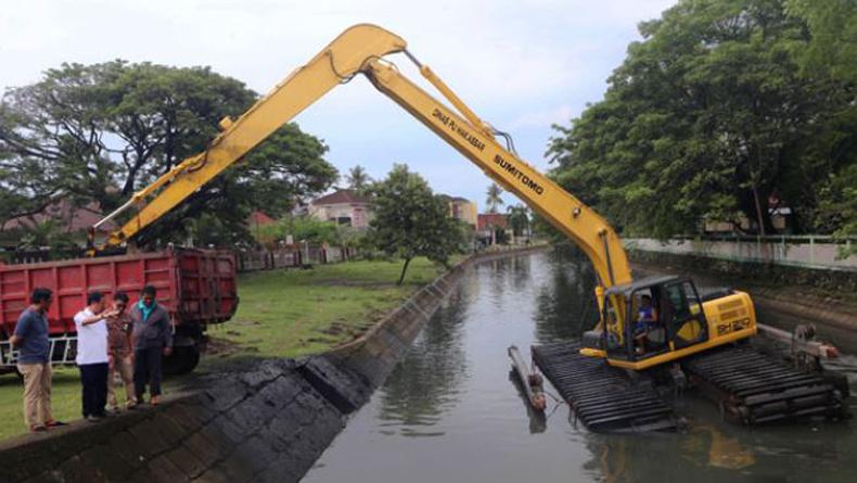 Pemkot Makassar Beli 3 Ekskavator untuk Atasi Banjir Senilai Rp13,49 Miliar