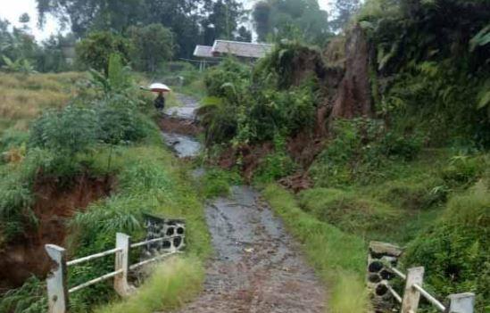 Longsor di Kampung Cisaranten Cianjur, Akses ke Bandung Barat Tertutup