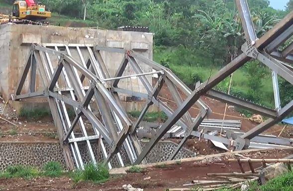 Polisi Olah TKP Jembatan Ambruk di Cianjur, Ini Dugaan Kelalaian Kontraktor