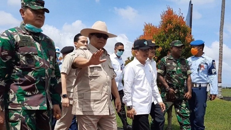 WNI di Natuna Bersorak Lihat Prabowo, Menkes: Mereka Bangga dengan Pak Menhan