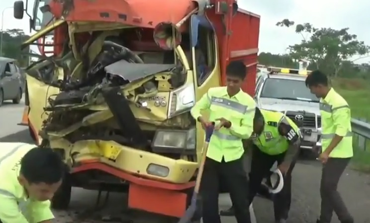 Truk Tabrak Trailer di Tol Cipali akibat Balapan 1 Orang 