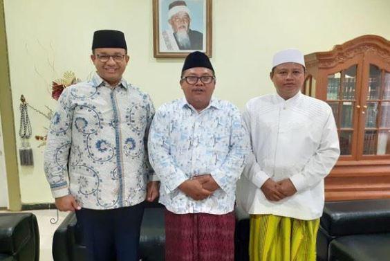 Anies Kunjungi Ponpes di Tasikmalaya, Bagikan Sarung dan Madu Arab